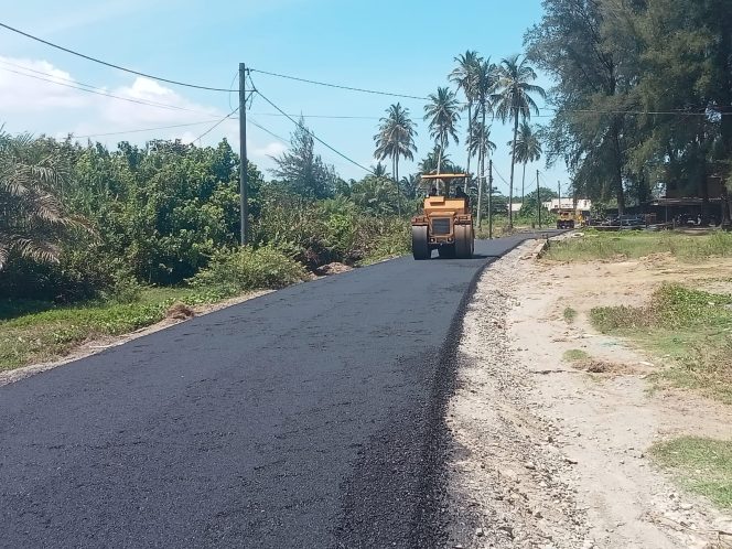 
					Permudah Akses, Dukung Pelaku Kuliner Lokal, PUPR Aceh Barat Aspal Jalan Menuju Objek Wisata