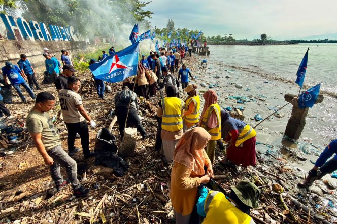 
					Pemkab Aceh Barat Bersihkan Sampah di Pantai Pasar Baru Meulaboh
