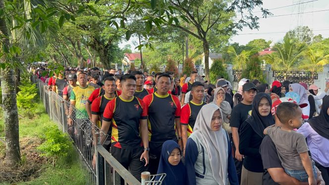 
					Personel Brimob Batalyon C Pelopor Turut Semarakkan HUT ke-24 Nagan Raya, Meriah Jalan Santai Bersama Masyarakat