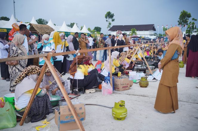 
					Meskipun Tak Ada Apam, Ratusan Emak-emak di Nagan Raya Ikuti Festival Peh Karah