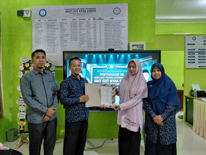 
					Yayasan Putroe Aceh Nanggroe Raya serahkan 73 SK Guru dan Tenaga Kependidikan   ‎