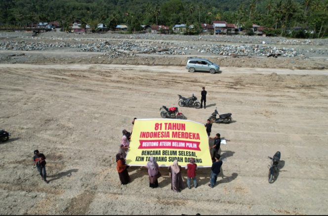 
					Warga Betong Ateuh Bentang Spanduk Dengan Pesan, Beutong Ateuh Belum Pulih Izin Tambang Sudah Datang