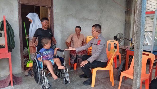 
					Senyum Bahagia Anak Disabilitas, Kapolres Aceh Selatan Bantu Kursi Roda untuk Ikram
