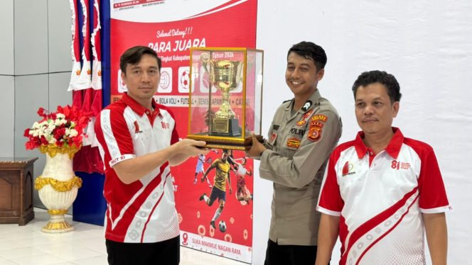 
					Kadis Parpora Serahkan Hadiah Perlombaan HUT ke-81 RI