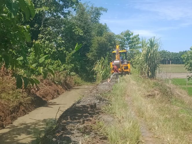 
					PT Socfindo Kebun Seunagan Bantu Bersihkan Parit Akses Pertanian Masyarakat Lingkungan Perusahaan 