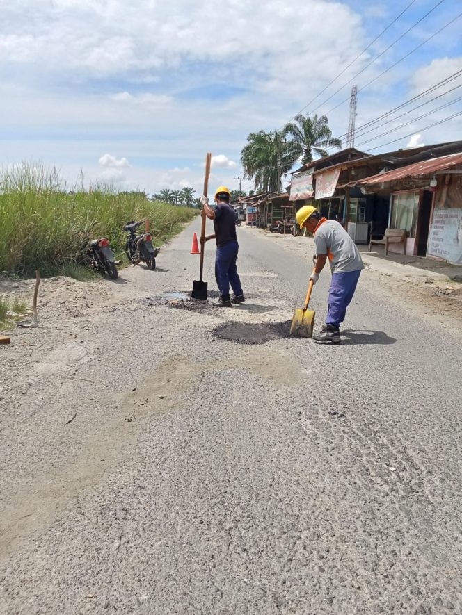 
					Gelontorkan Dana CSR, PT Socfindo Kebun Seumayam Tambal Jalan Berlubang di Darul Makmur 