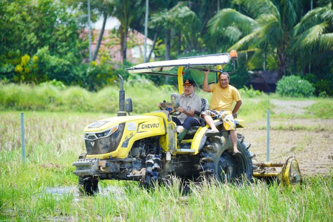 
					Bupati Nagan Raya Bawa Pulang Traktor Kuning Roda Empat dari Kementan RI, Dukung Produktivitas Padi