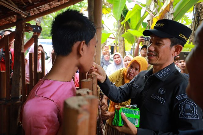 
					Bupati Tarmizi Kunjungi Anak Gangguan Jiwa di Aceh Barat